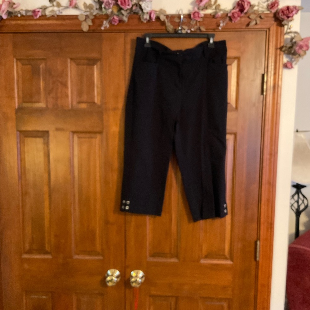 Counterparts women’s capris with button detail at hem, size 16, good condition.